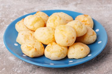 Brezilya snack plaka üzerinde peynir ekmek (pao de queijo)