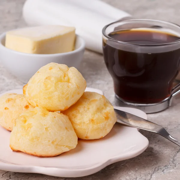 Svačinu brazilské pao de queijo (sýrový chléb) — Stock fotografie