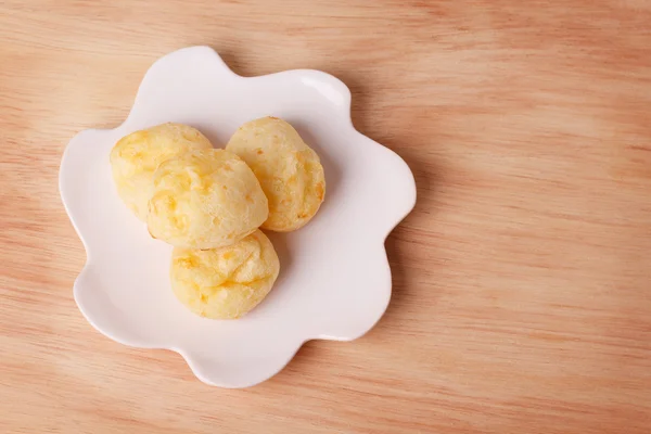 Brezilya snack plaka üzerinde peynir ekmek (pao de queijo) — Stok fotoğraf