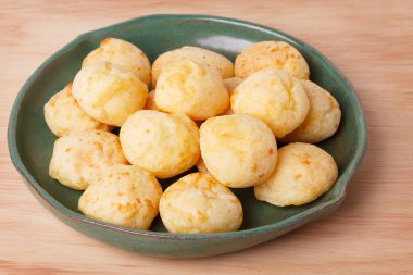 Brezilya snack plaka üzerinde peynir ekmek (pao de queijo)
