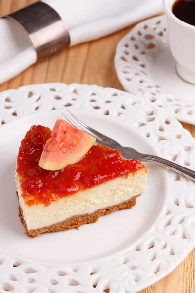 Käsekuchen mit brasilianischer Goiabada-Marmelade aus Guaven — Stockfoto