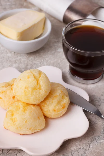 Svačinu brazilské pao de queijo (sýrový chléb) — Stock fotografie