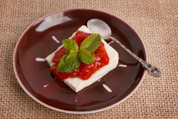 Dessert brasiliano Romeo e Giulietta, goiabada marmellata di guava e ch — Foto Stock