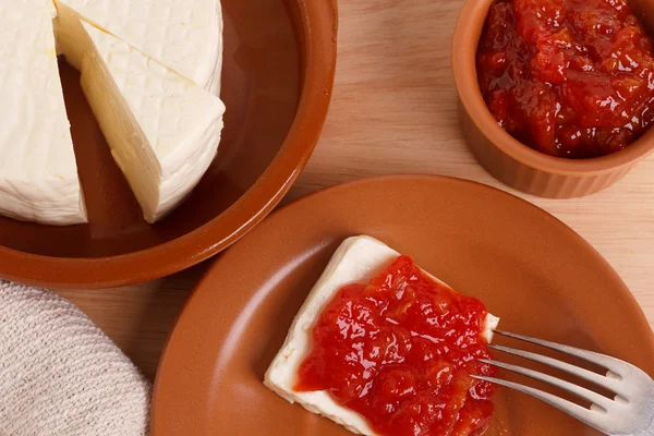 Postre brasileño Romeo y Julieta, mermelada de goiabada de guayaba y ch — Foto de Stock