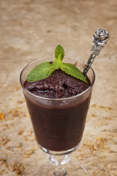 Açaí polpa em vidro com hortelã fresca e muesli — Fotografia de Stock