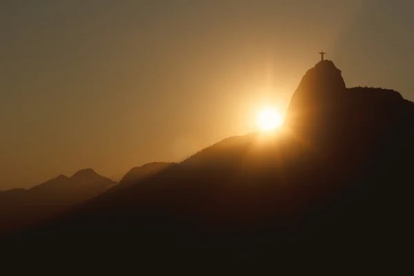 Pôr do sol atrás do Corcovado da Montanha Cristo Redentor, Rio de Janeiro — Fotografia de Stock