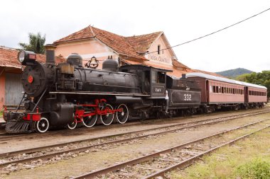 Tren istasyonu lokomotif ile yağmurlu günde Passa Quatro, Brezilya