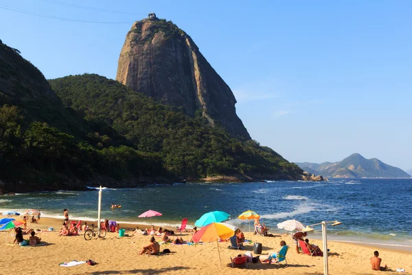 Beach Praia Vermelha with view to Sugarloaf, Rio de Janeiro. — Stock Photo, Image