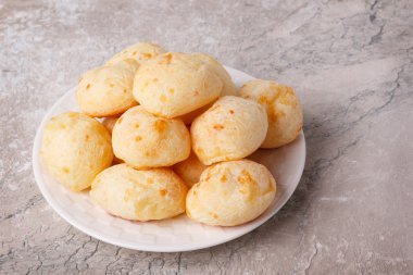 Brezilya snack plaka üzerinde peynir ekmek (pao de queijo)