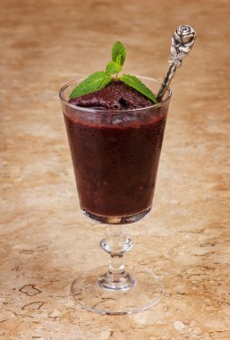 Acai pulp cam ile taze nane 