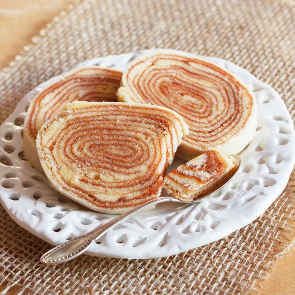 Sobremesa brasileira Bolo de rolo (rolo suíço, bolo de rolo) sobre branco — Fotografia de Stock