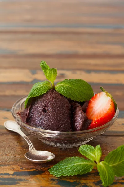 Brasilianisches Dessert Acai-Fruchtfleisch im Glas mit frischer Minze und Erdbeere — Stockfoto