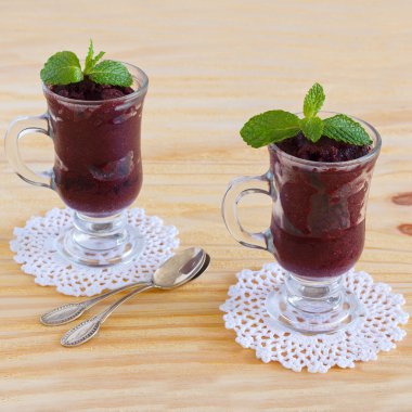 tığ işi bardak altlığı peçete üzerinde bardak taze nane ile acai pulp