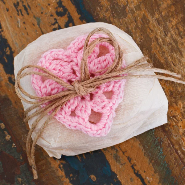 Brazilian wedding sweet bem casado with pink crochet heart (gift — Stock Photo, Image