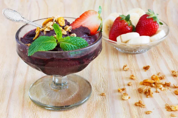 Acai pulp çilek, muz, müsli ve taze nane — Stok fotoğraf