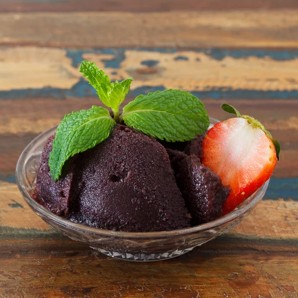 Polpa di Acai in vetro con fragola e menta fresca — Foto Stock