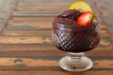 Acai pulp cam çilek ve kivi ahşap tablo