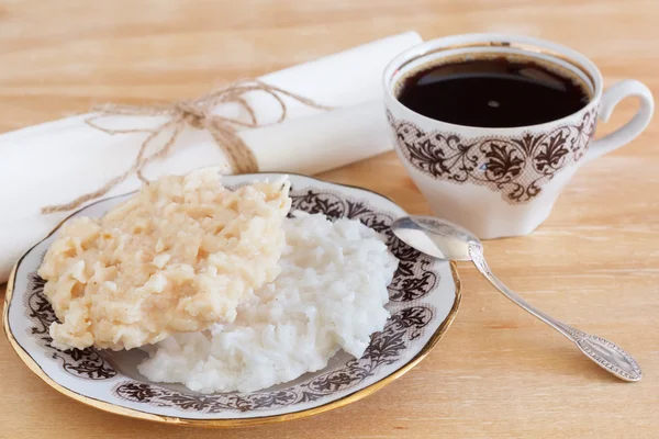 Brazilský dezert kokosové cukroví cocada na desce s šálkem coff — Stock fotografie