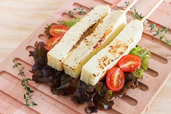 Queijo grelhado brasileiro snack queijo coalho, tomate sobre corte — Fotografia de Stock