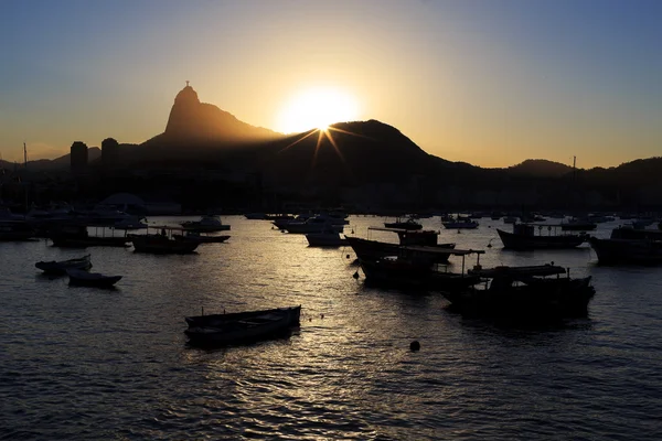 Corcovado Krisztus a Megváltó naplemente guanabara-öbölre, rio de Bige — Stock Fotó