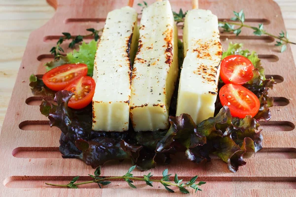 Queijo grelhado brasileiro snack queijo coalho, tomate, hidropônico — Fotografia de Stock