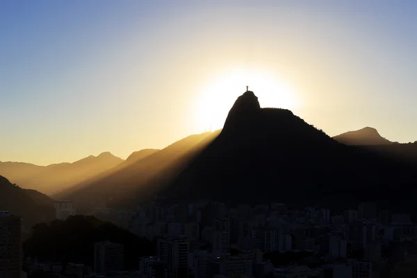 Luz solar atrás do Corcovado da Montanha Cristo Redentor, pôr do sol , — Fotografia de Stock