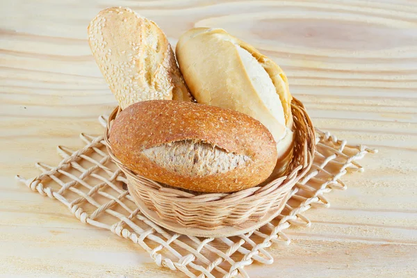 Braziliaanse Frans brood, stokbrood mini met sesam, integraal in — Stockfoto