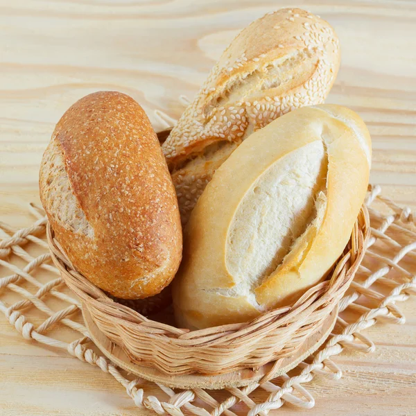 Pão francês brasileiro mini baguete, integral, com gergelim em w Imagens De Bancos De Imagens