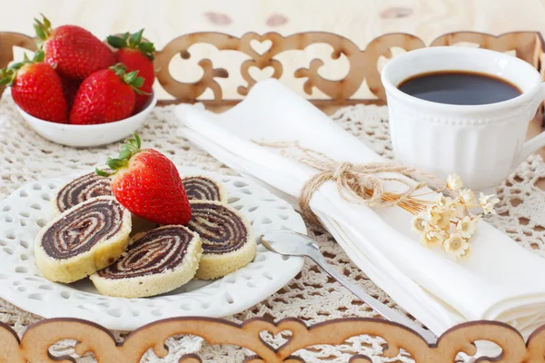 Bolo de rolo (rolo suíço, bolo de rolo) Sobremesa brasileira de chocolate — Fotografia de Stock