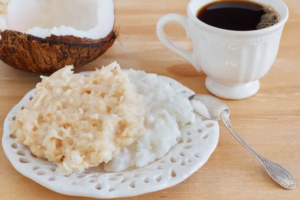 Coco caramelo cocada en plato con taza de café y coco — Foto de Stock