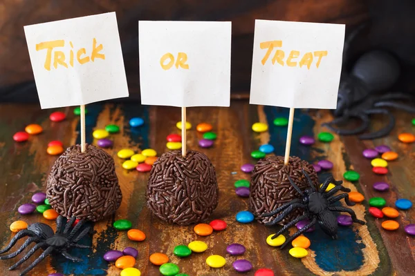 Sweets brigadeiro, chocolate doce para Halloween, aranha, teia — Fotografia de Stock
