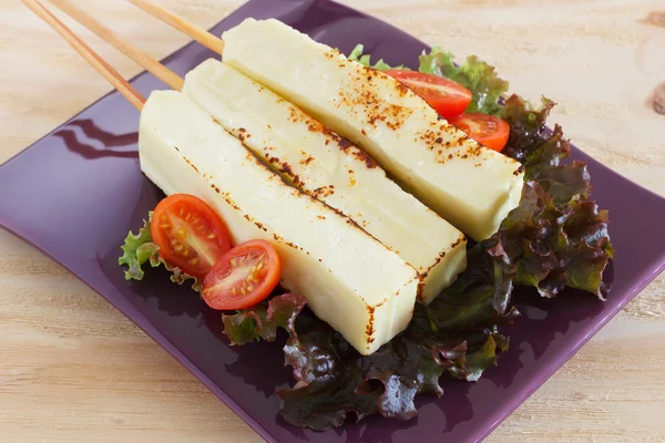Queijo grelhado brasileiro snack queijo coalho em prato roxo — Fotografia de Stock