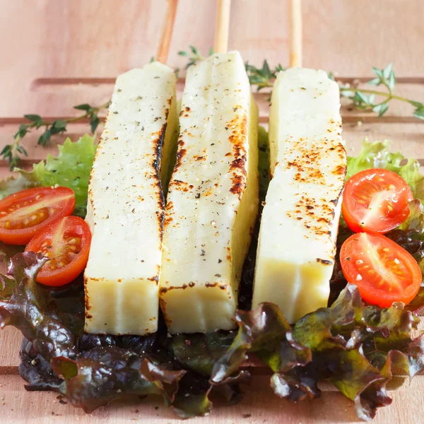 Queijo grelhado brasileiro snack queijo coalho, tomate, hidropônico — Fotografia de Stock