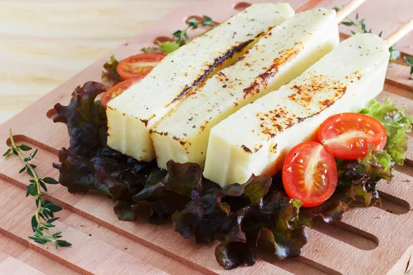 Queijo grelhado brasileiro snack queijo coalho sobre tábua de corte — Fotografia de Stock