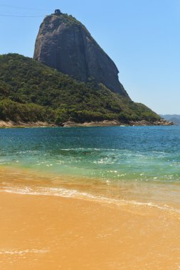 Dağ Sugarloaf boş kırmızı plaj mavi deniz, Rio de Janeiro