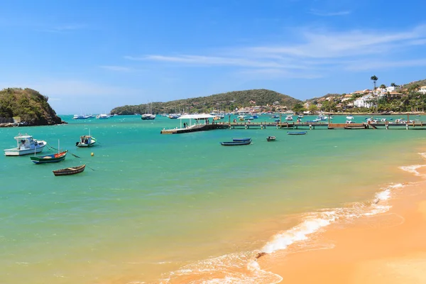 Pier, лодки, море в Armacao dos Buzios около Рио-де-Жанейро, Браз — стоковое фото