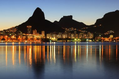 Gün batımı Lagoon Rodrigo de Freitas (Lagoa), dağ, Rio de Janei
