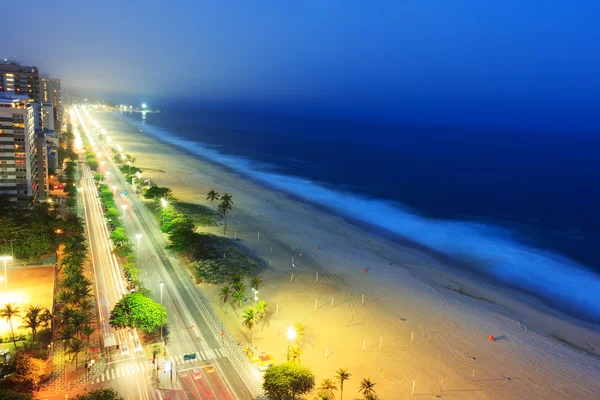 Vista noturna da praia de Ipanema após o pôr do sol, com nevoeiro do mar — Fotografia de Stock