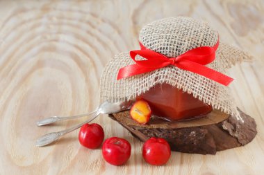 Reçel, lezzetli Malpighia glabra (kırmızı acerola) kavanoz ve nitelikleri