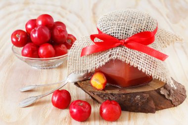 Reçel, lezzetli Malpighia glabra (kırmızı acerola) kavanoz ve nitelikleri