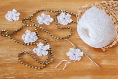 Beyaz tığ işi için Noel dekorasyonu ahşap tabl üzerinde kar taneleri