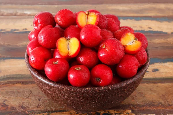Kırmızı acerola - malpighia glabra, tropikal meyve kase masada