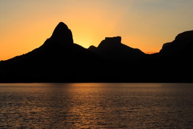 Gün batımı Lagoon Rodrigo de Freitas (Lagoa), dağ, Rio de Janei