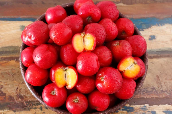 Červené acerola (malpighia glabra), tropické ovoce v busket — Stock fotografie