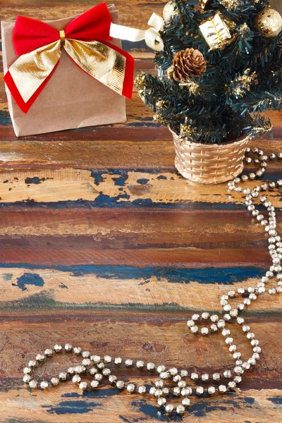 Paquete de papel de regalo con lazo rojo dorado en mesa de madera Copiar spac —  Fotos de Stock