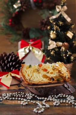 Panettone - parça meyve için geleneksel tatlı ekmek somun