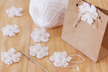 Beyaz tığ işi Noel dekorasyonu paket GIF için kar taneleri