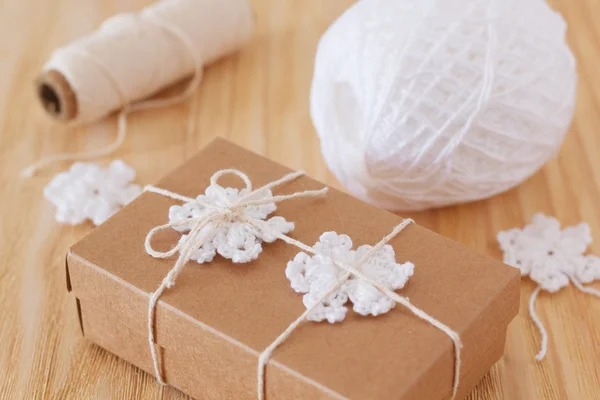 Copos de nieve de ganchillo blanco para la decoración de Navidad de regalo de caja —  Fotos de Stock