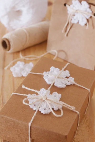 Copos de nieve de ganchillo blanco para la decoración de Navidad de caja de regalo un —  Fotos de Stock