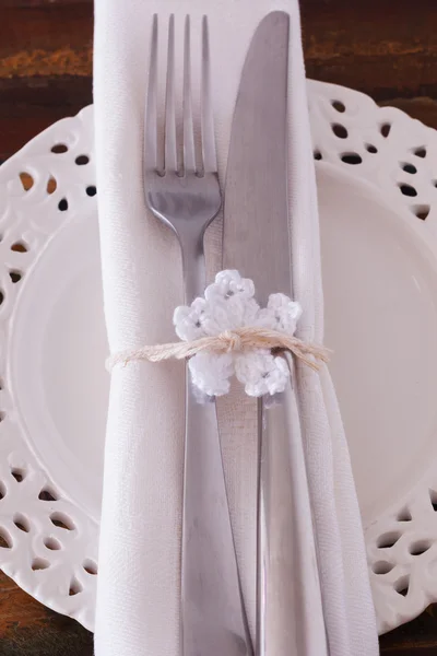 Decorazione natalizia: coltello da tavola bianco con forchetta whi — Foto Stock